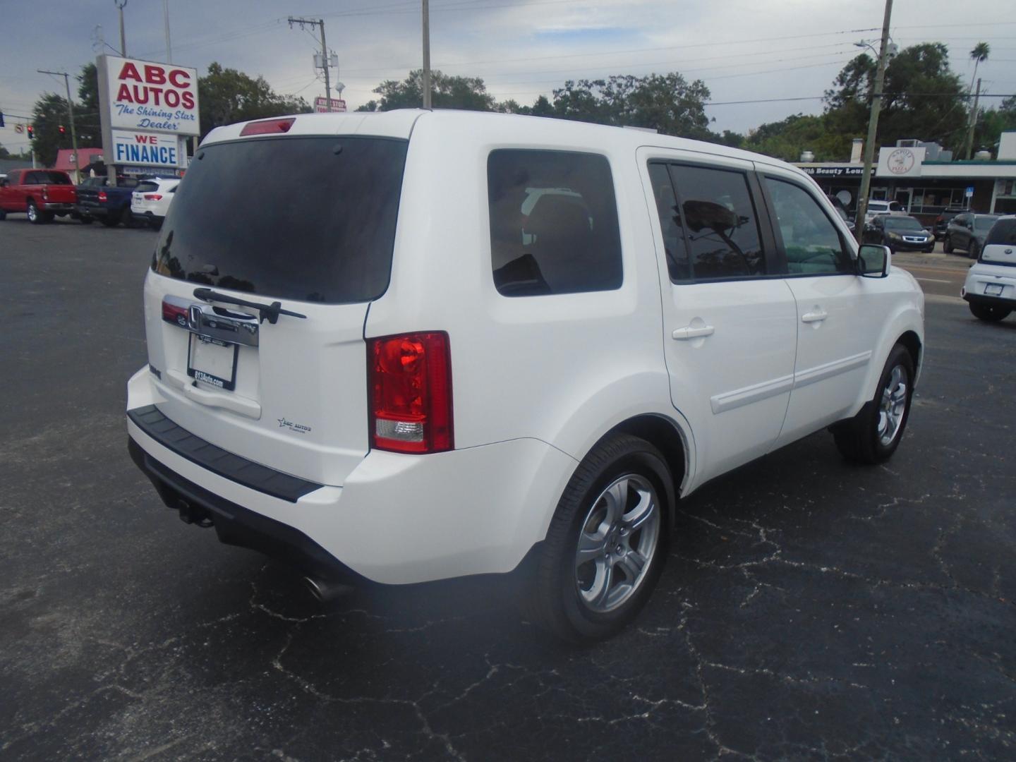 2015 Honda Pilot (5FNYF3H53FB) , located at 6112 N Florida Avenue, Tampa, FL, 33604, (888) 521-5131, 27.954929, -82.459534 - Photo#3